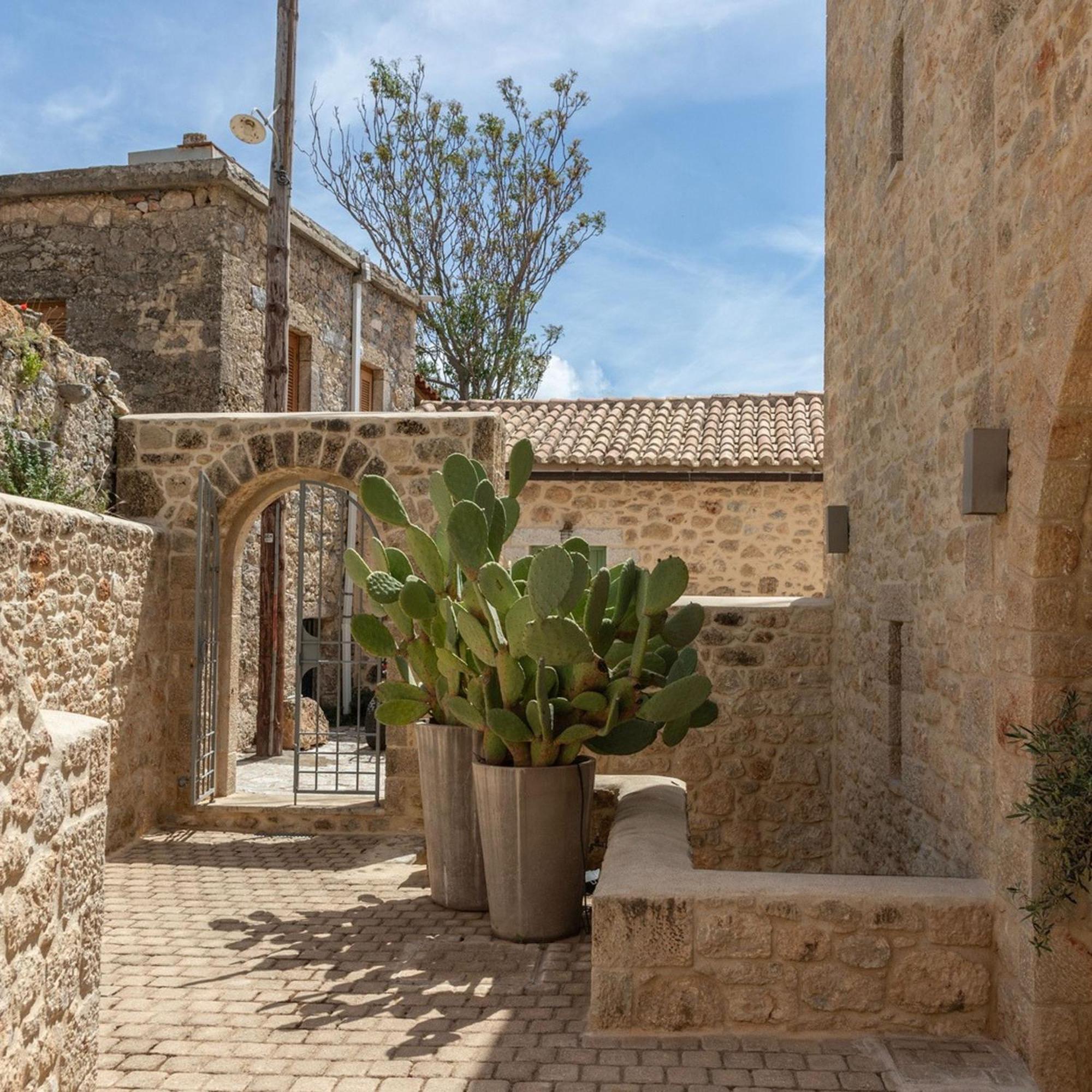 Korona Boutique Hotel Oitilon Exterior photo