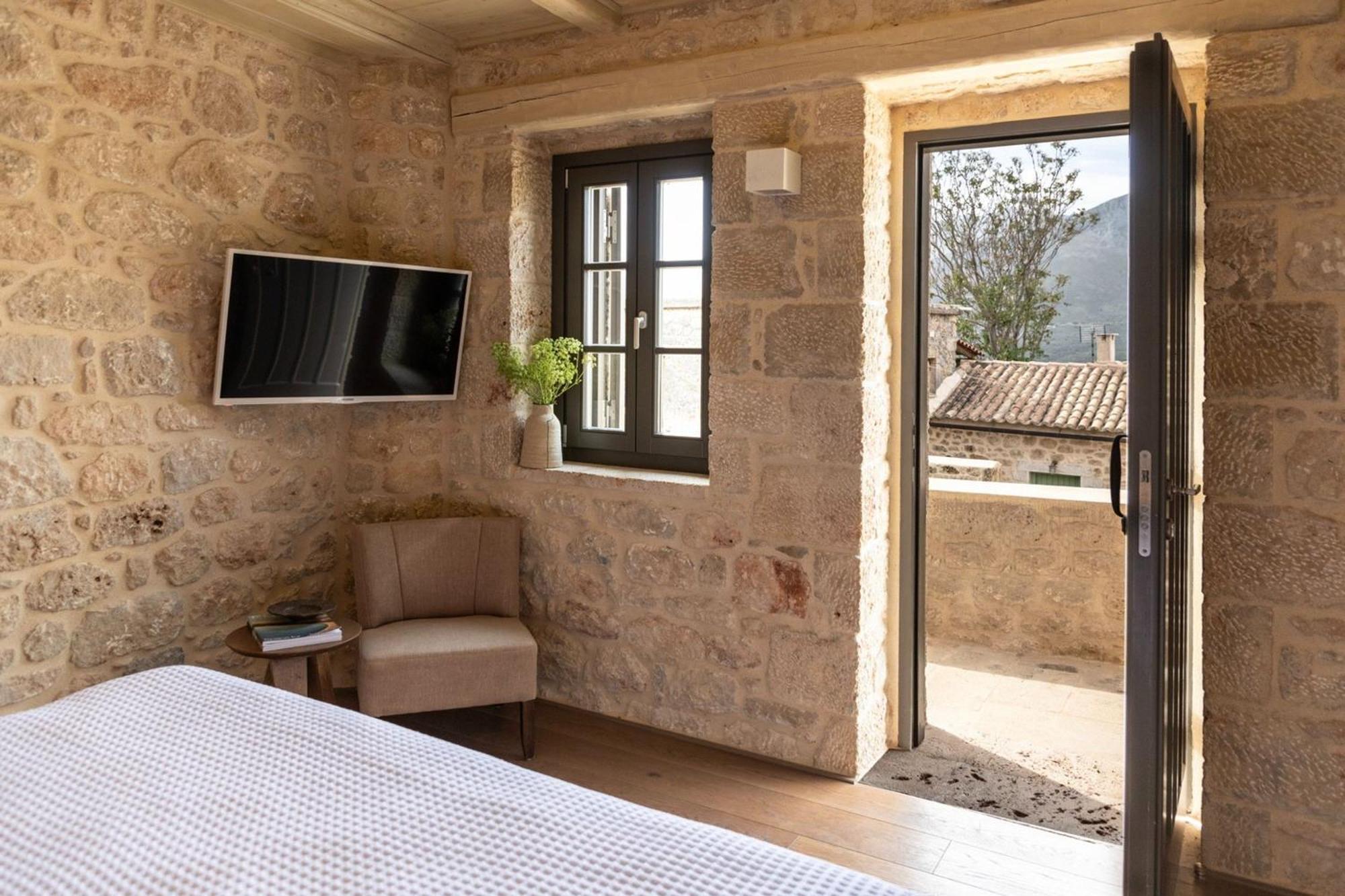 Korona Boutique Hotel Oitilon Exterior photo